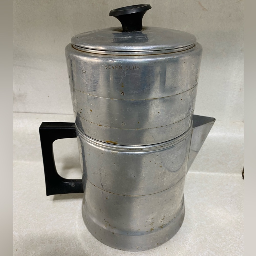 Vintage aluminum Comet stovetop coffee perc. Makes 7 cups.